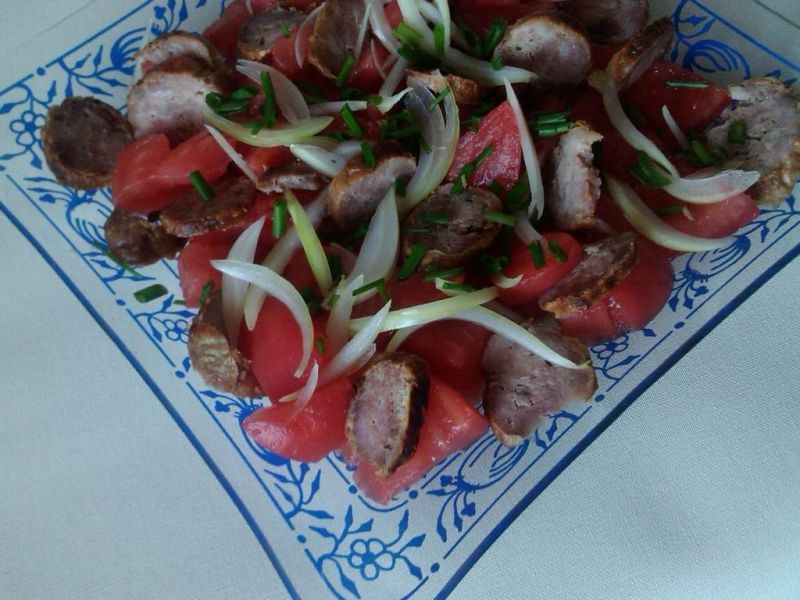 Pomidorowa sałatka z grillowaną kiełbasą 