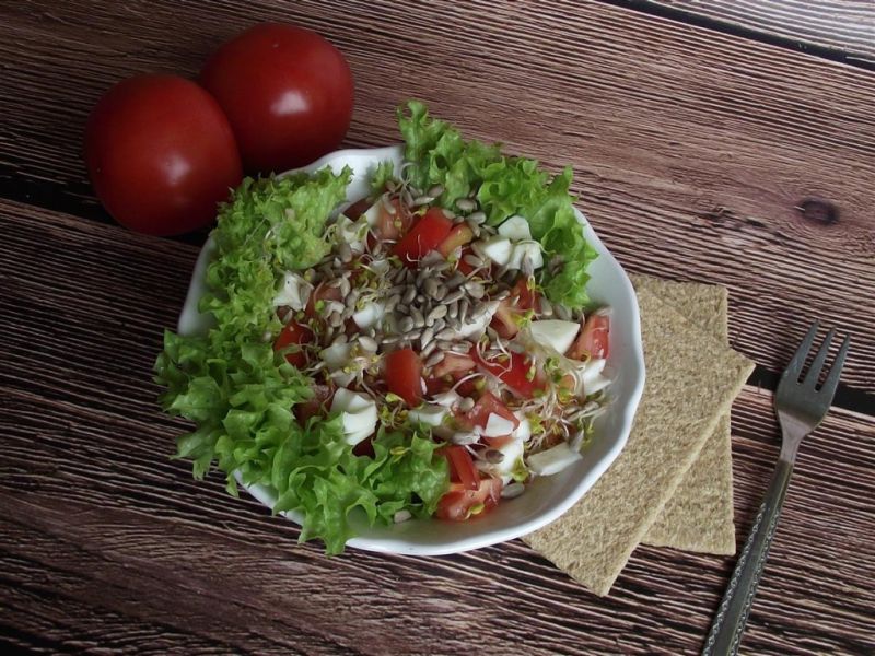 Pomidorowa sałatka z jajkiem, kiełkami i ziarnem Pomidorowa sałatka z jajkiem, kiełkami i ziarnem