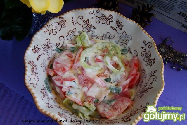 Pomidorowa sałatka z papryką i dymką Pomidorowa sałatka z papryką i dymką