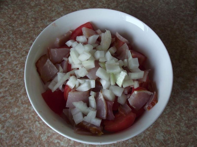 Pomidorowa sałatka z polędwicą i serkiem