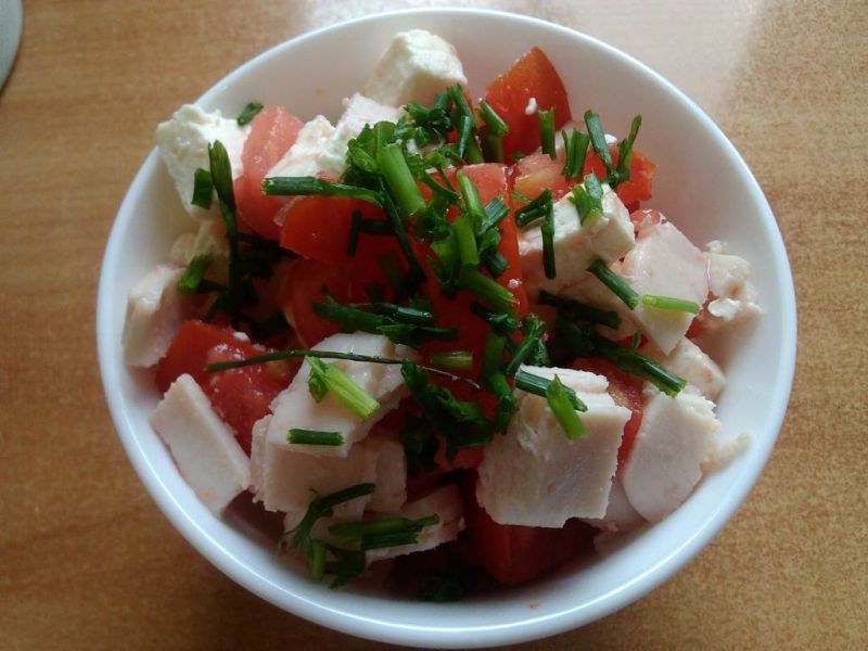 Pomidorowa sałatka z szynką i serem 