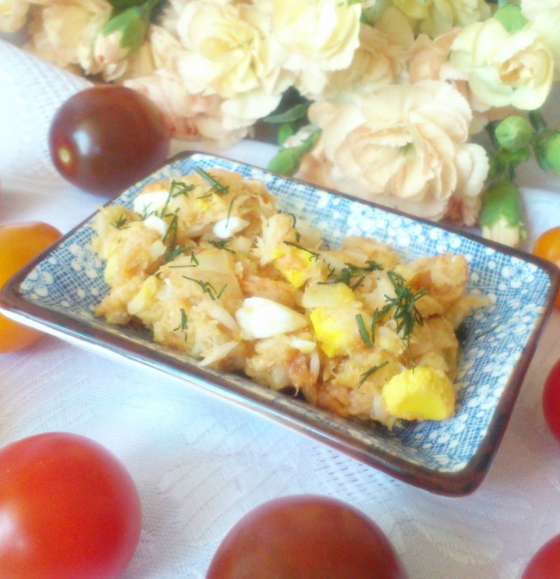 Pomidorowa sałatka z wędzonym pstrągiem.