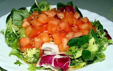 Pomidorowa salsa w objęciach sałaty Pomidorowa salsa w objęciach sałaty