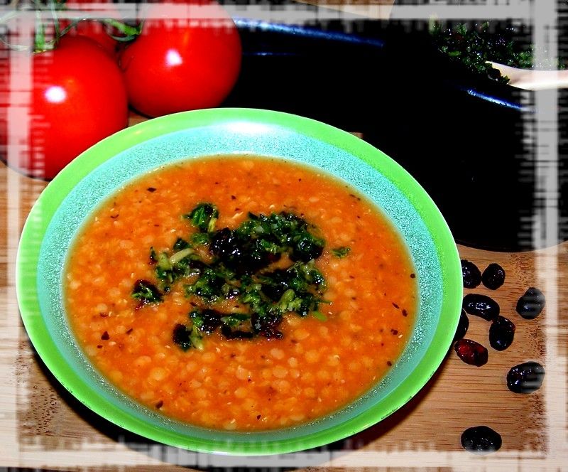 Pomidorowa soczewica z żurawinowym pesto