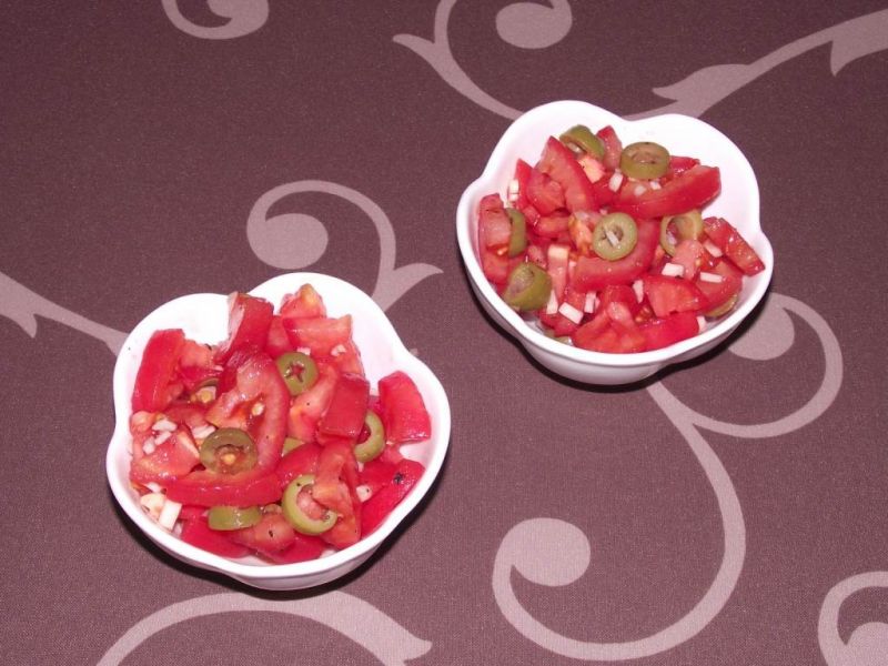 Pomidorowa surówka z czosnkiem i oliwkami 