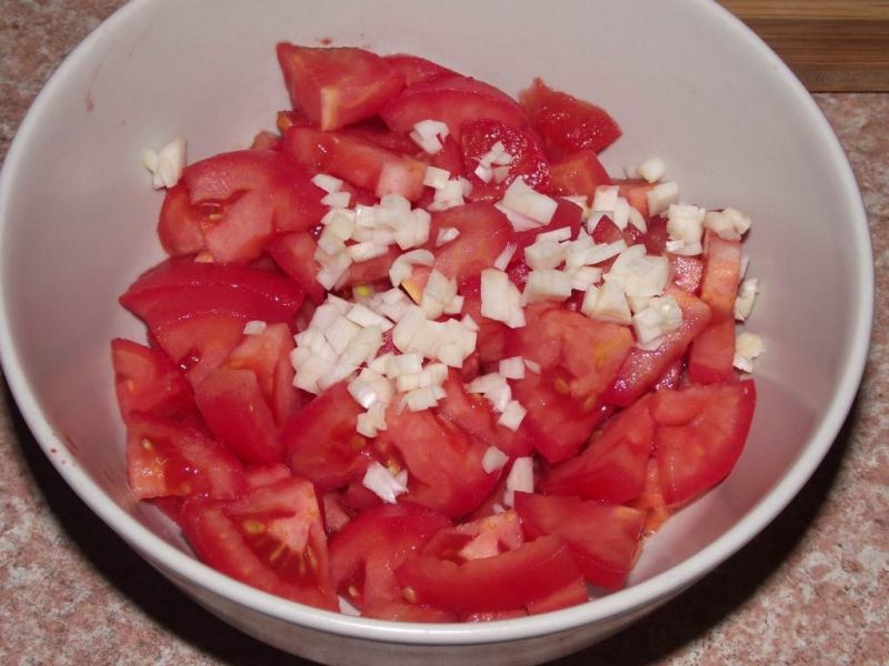 Pomidorowa surówka z czosnkiem i oliwkami 