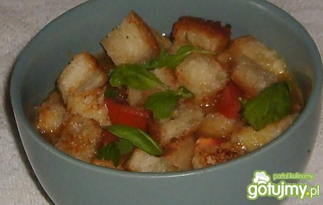 Pomidorowa z grzankami i bazylią