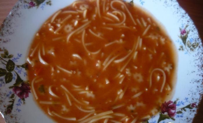 Pomidorowa z makaronem