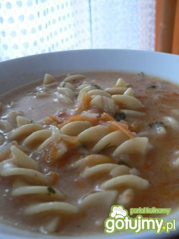 Pomidorowa z makaronem fusilli