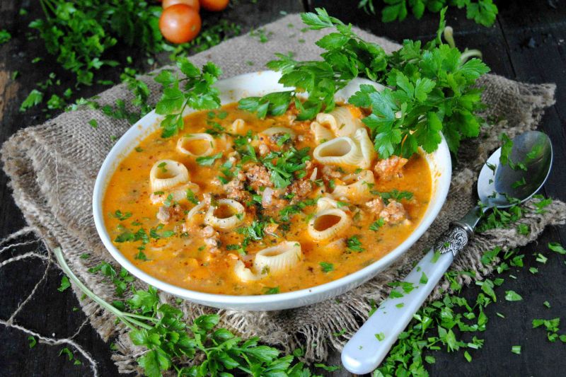 Pomidorowa z mięsem mielonym