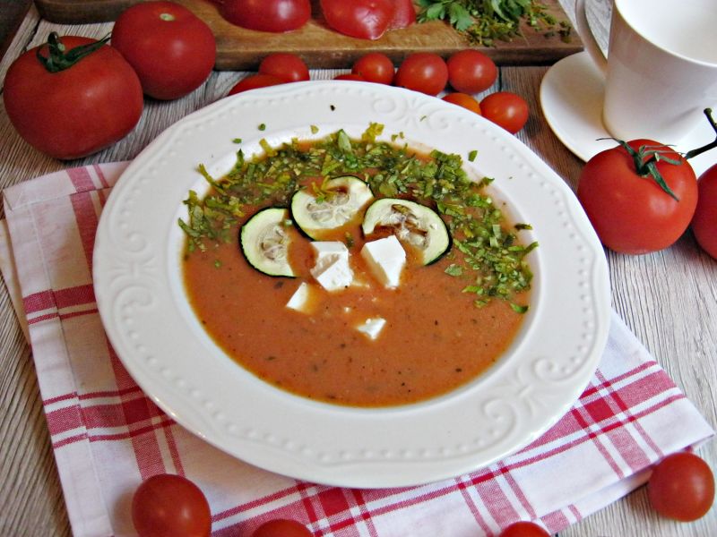 Pomidorowa z serem feta i pieczoną cukinią Pomidorowa z serem feta i pieczoną cukinią