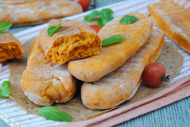 Pomidorowe bułki z patelni 