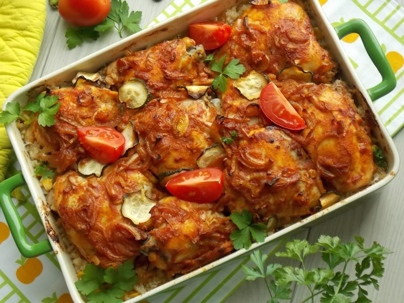 Pomidorowe ćwiartki z kurczaka na gotowanym ryżu.