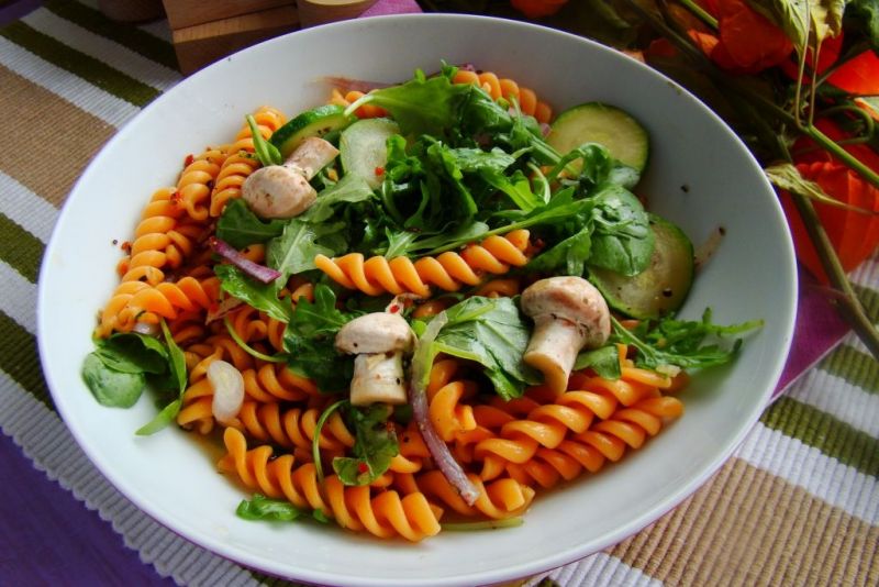 Pomidorowe fusilli z cukinią i szpinakiem 