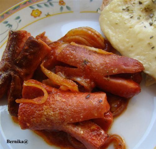 Pomidorowe kokotki z parówek 