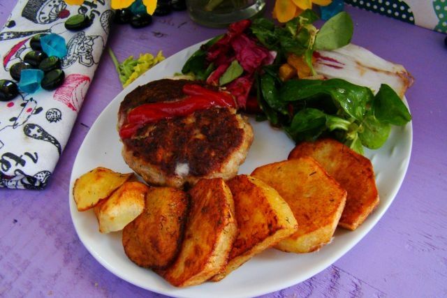 Pomidorowe kotleciki z tymiankowymi ziemniakami  Pomidorowe kotleciki z tymiankowymi ziemniakami