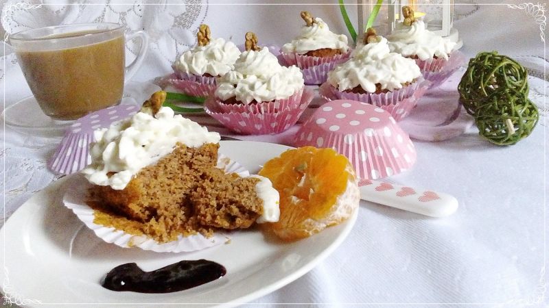 Pomidorowe muffinki z kremem serkowym na słodko