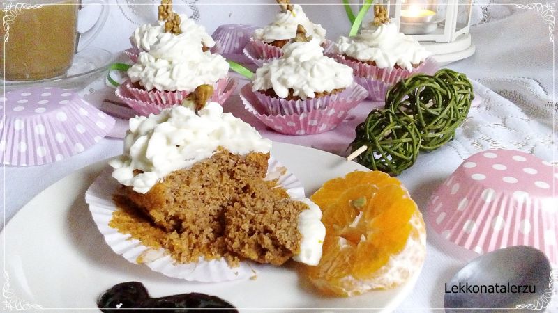 Pomidorowe muffinki z kremem serkowym na słodko