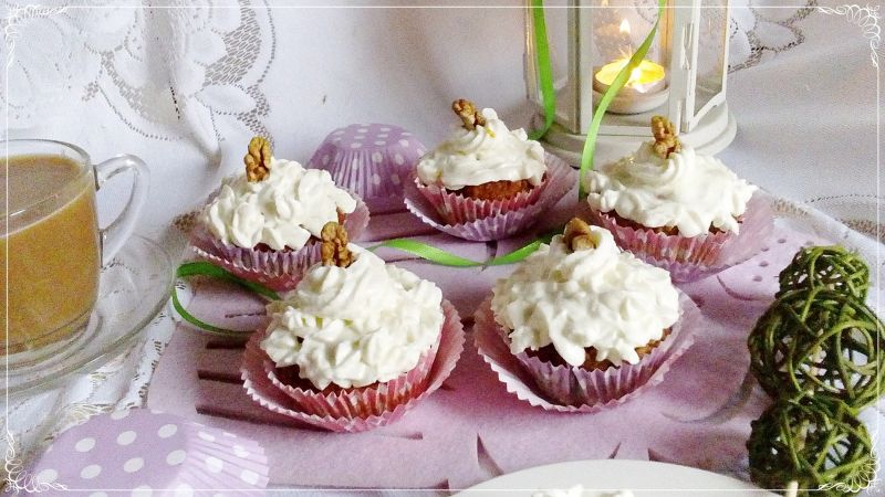 Pomidorowe muffinki z kremem serkowym na słodko