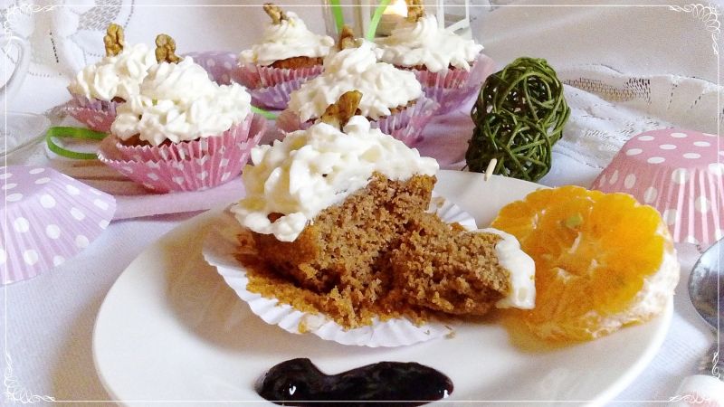 Pomidorowe muffinki z kremem serkowym na słodko