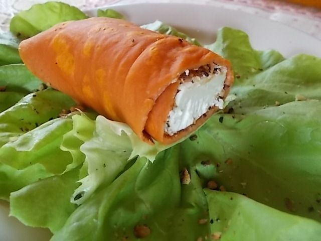 Pomidorowe naleśniki z fetą i orzechami