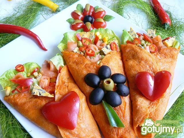 Pomidorowe naleśniki z sałatką z łososia Pomidorowe naleśniki z sałatką z łososia