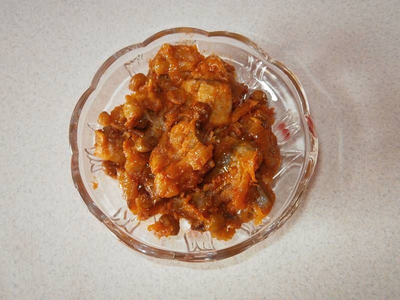 Pomidorowe śledzie z rodzynkami