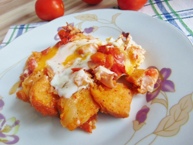 Pomidorowe śniadanko z grzankami i jajkiem