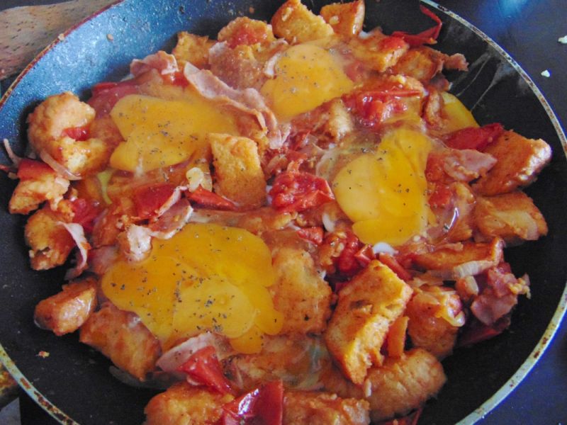 Pomidorowe śniadanko z grzankami i jajkiem