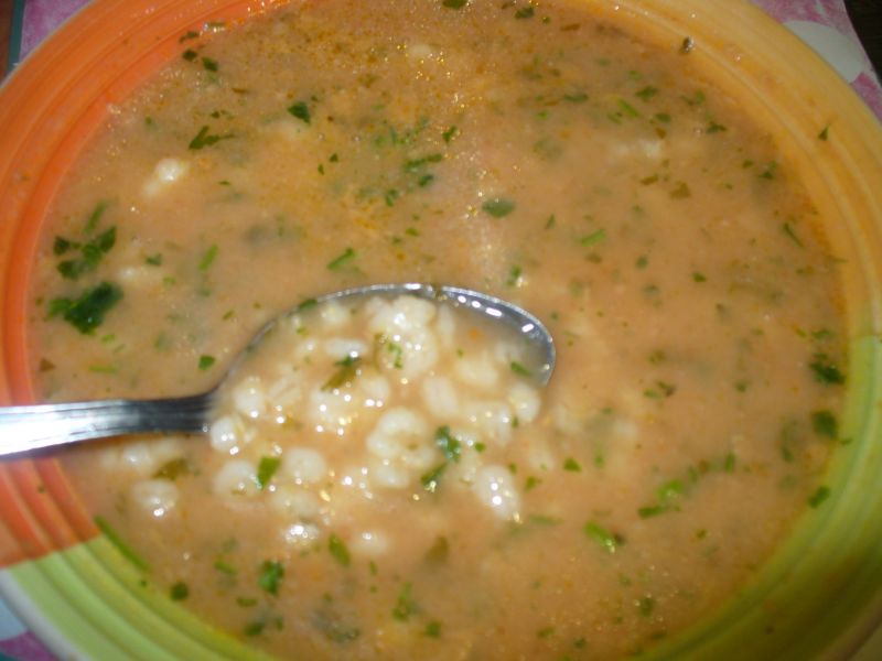 Pomidorówka z kaszą pęczak i natką pietruszki Pomidorówka z kaszą pęczak i natką pietruszki