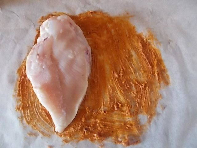 Pomidorowo-orzechowy kurczak w pergaminie 