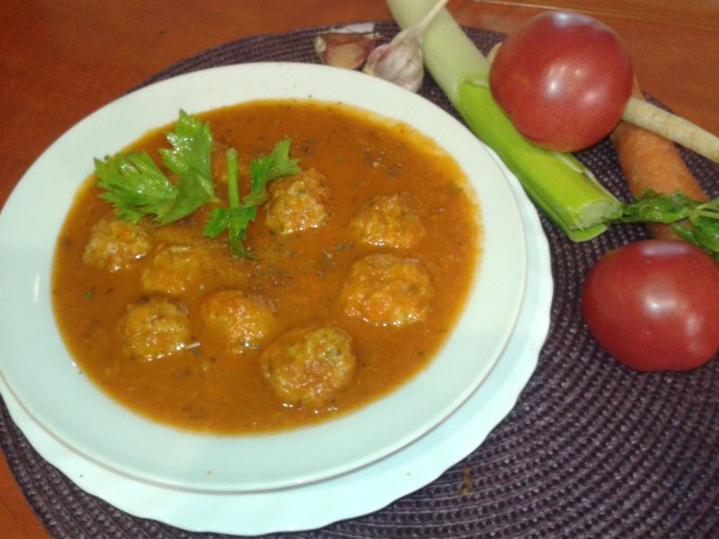 Pomidorowy krem z klopsikami 