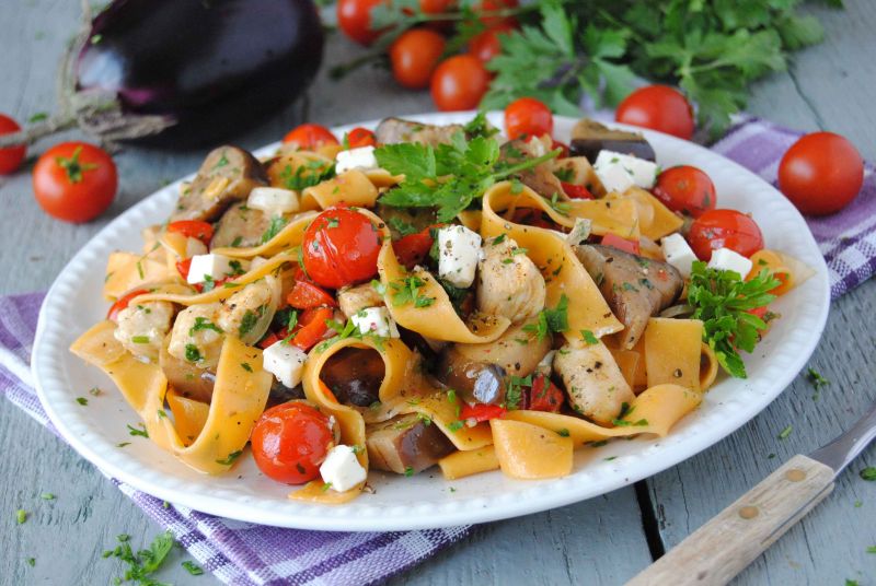 Pomidorowy makaron z bakłażanem Pomidorowy makaron z bakłażanem