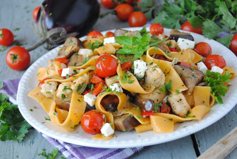 Pomidorowy makaron z bakłażanem Pomidorowy makaron z bakłażanem