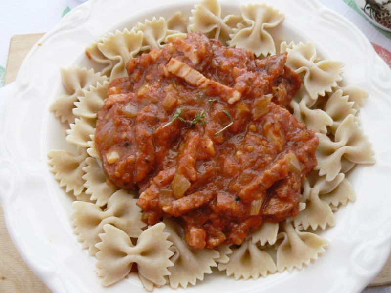 Pomidorowy makaron z boczkiem i kiełbasą Pomidorowy makaron z boczkiem i kiełbasą