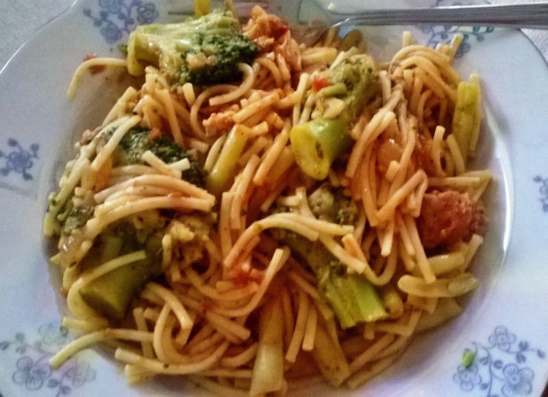 Pomidorowy makaron z brokułami