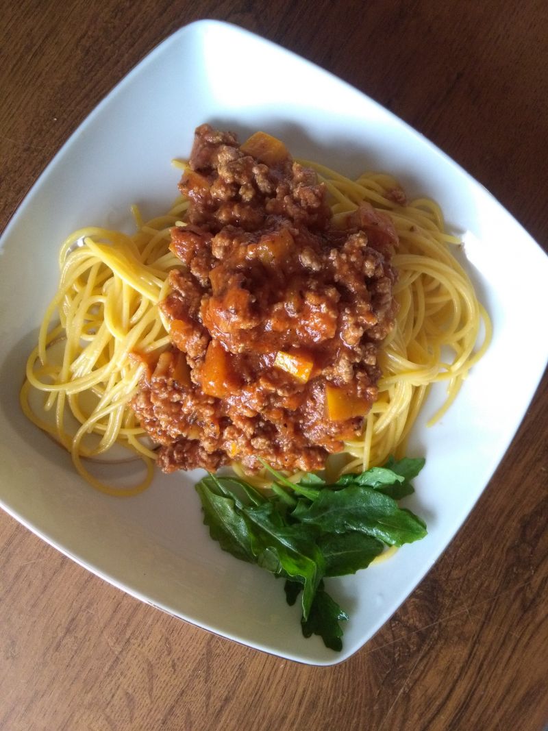 Pomidorowy  sos do makaronu  z mięsem i  cukinią Pomidorowy  sos do makaronu  z mięsem i  cukinią