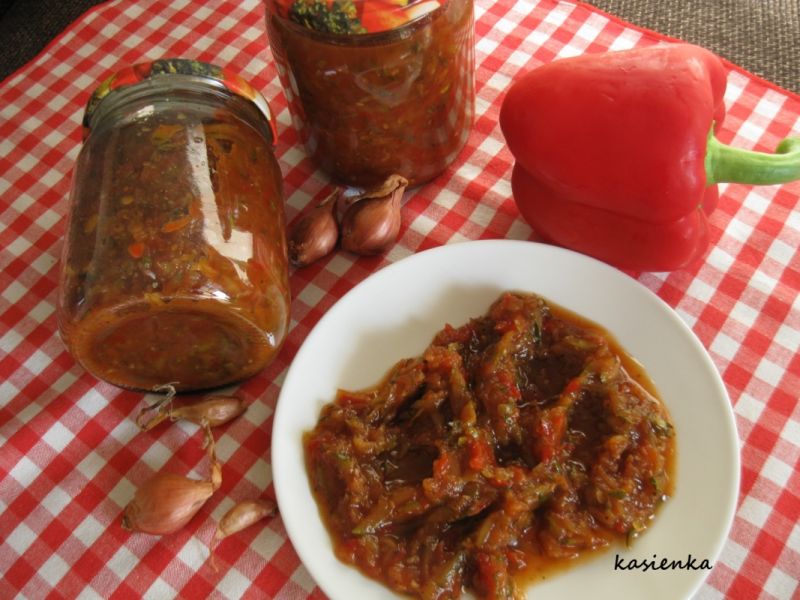 Pomidorowy sos z cukinii, papryki i cebuli