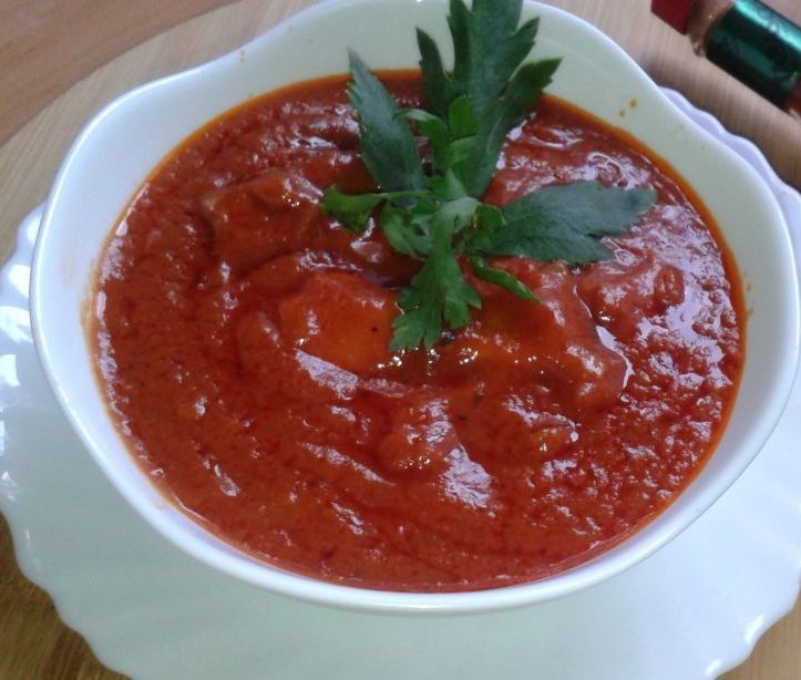 Pomidorowy sosik z boczkiem wędzonym 