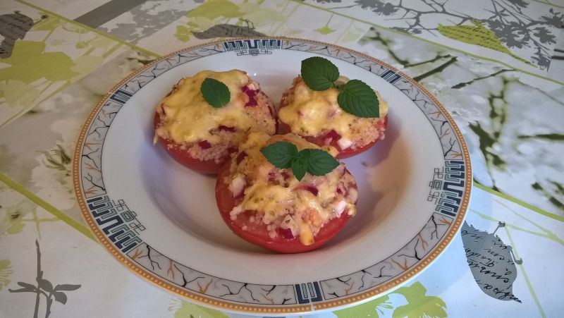 Pomidory faszerowane kuskusem i rzodkiewką Pomidory faszerowane kuskusem i rzodkiewką