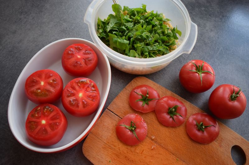 Pomidory faszerowane pęczakiem, rukolą i oliwkami 