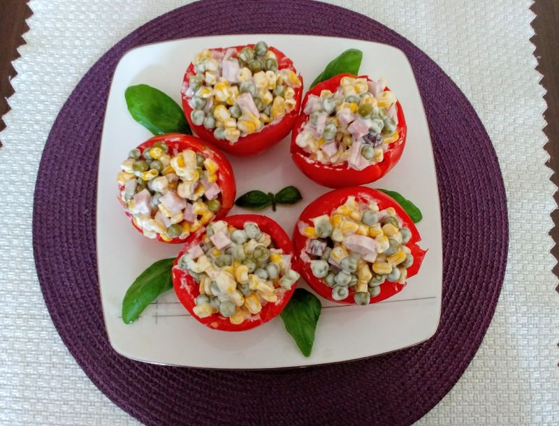 Pomidory faszerowane sałatką