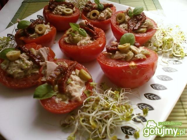 Pomidory faszerowane sałatką z tuńczyka