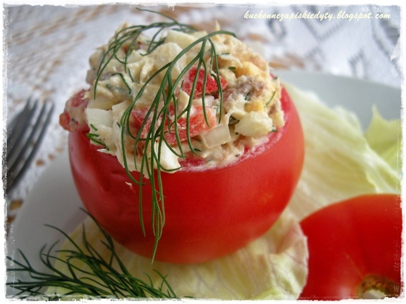 Pomidory faszerowane sałatką z wędzonej makreli Pomidory faszerowane sałatką z wędzonej makreli