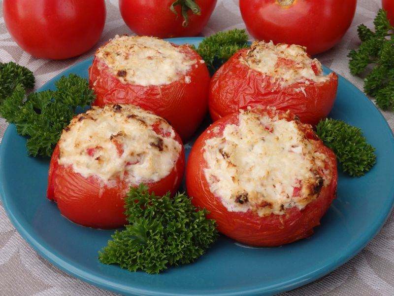 Pomidory faszerowane serkiem i papryką