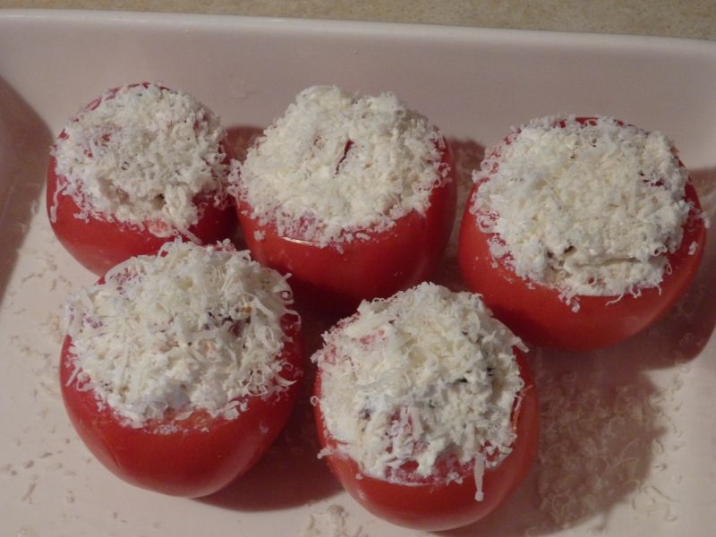 Pomidory faszerowane serkiem i papryką