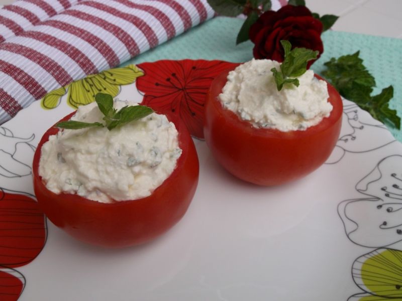 Pomidory nadziewane miętowym twarożkiem
