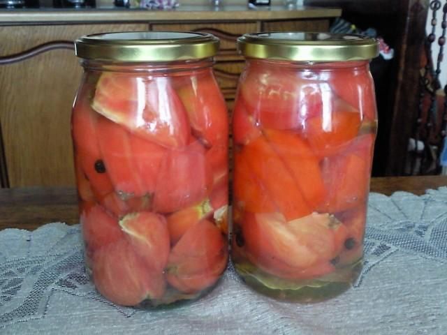 pomidory  w słoikach