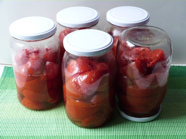 Pomidory w słoikach na zupę