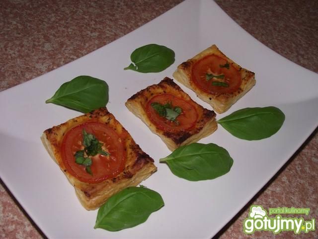 Pomidory z bazylią na francuskim cieście Pomidory z bazylią na francuskim cieście